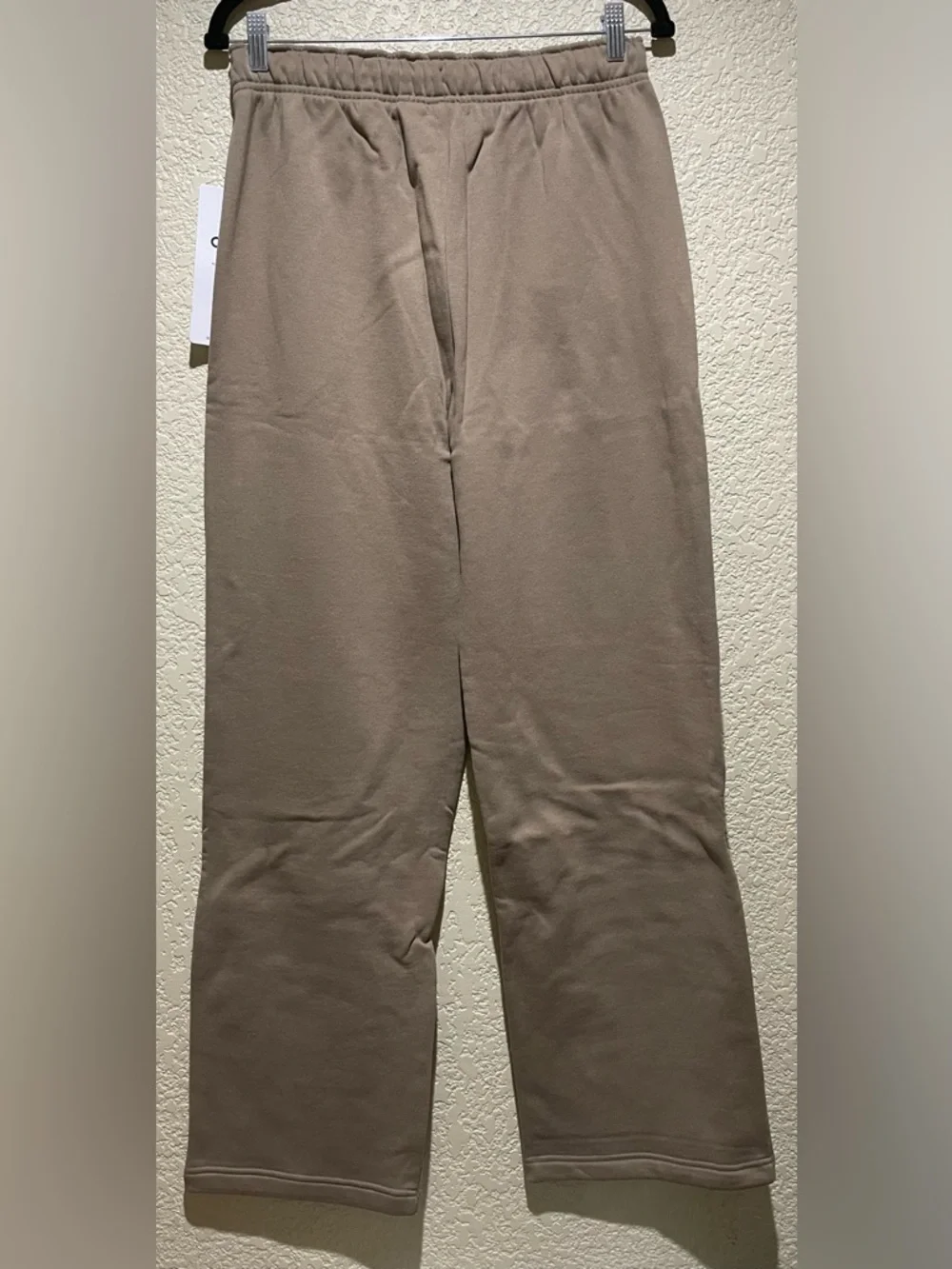 ALO Yoga NWT Accolade Straight Leg Sweatpants Gravel Size M